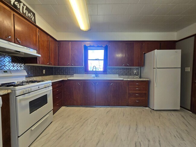 Building Photo - 3 bed 1 bath in Tecumseh!