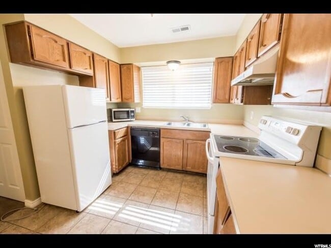 Building Photo - 3 Bedroom 1.5 Bath Magna Condo. Pets Welcome