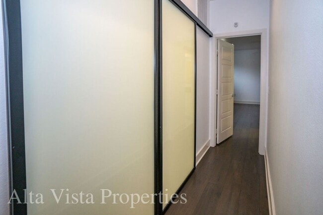 Building Photo - Beautiful Townhome centrally located in Mi...