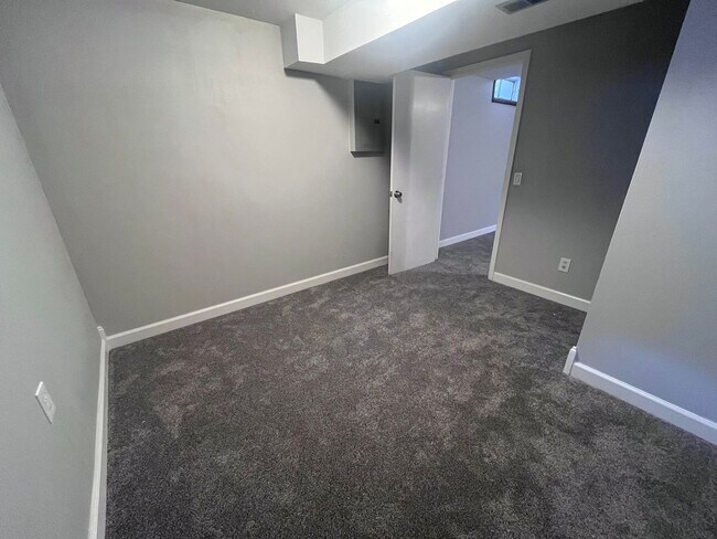 Building Photo - 3119 S Custer Ave