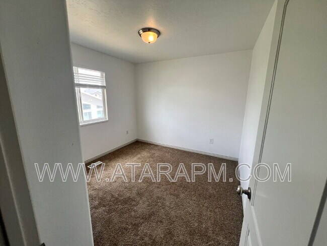 Building Photo - 574 Northlake Dr