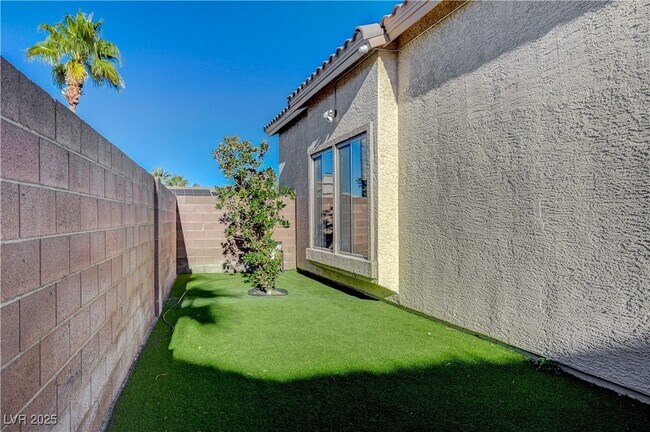 Building Photo - 57 Voltaire Ave