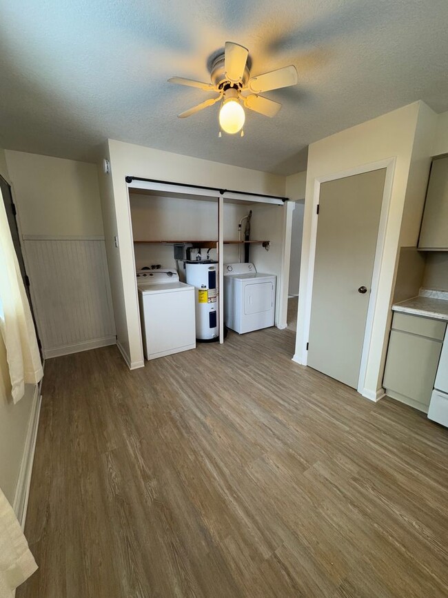 Building Photo - 2 Bedroom 1 Bath w/ Detached Single Car Ga...