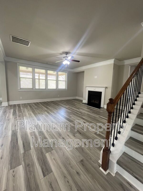 Building Photo - 5180 Mirror Lake Dr