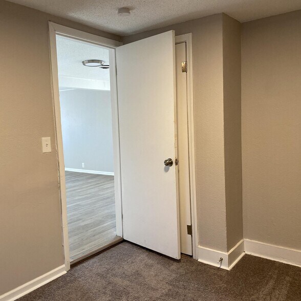 Building Photo - 332 N Cedar Ave