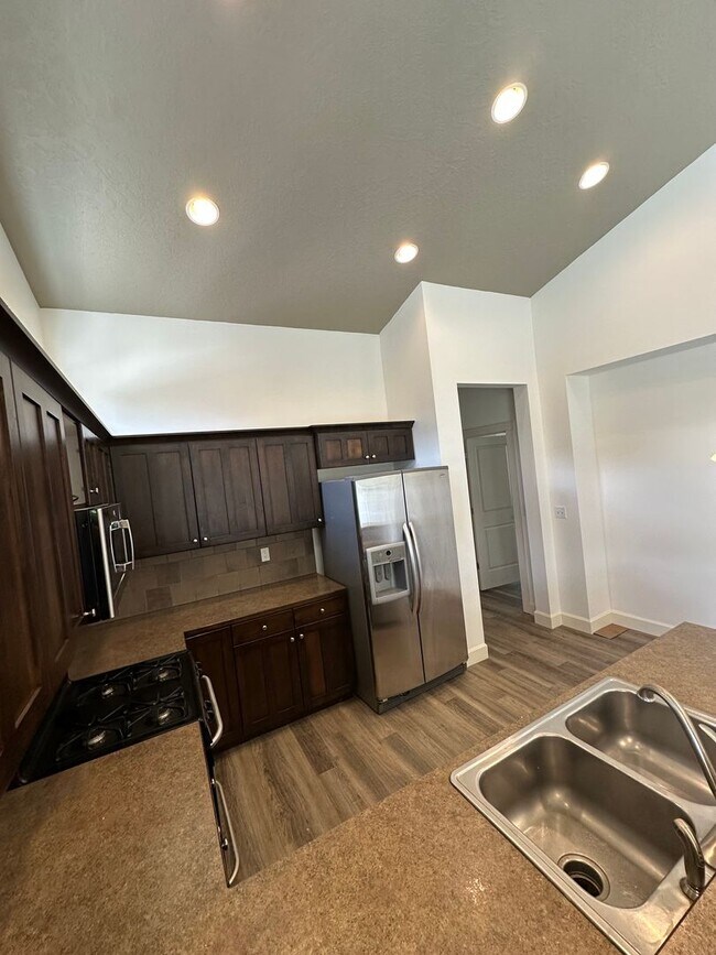 Building Photo - 3 Bedroom 2 Bath Home, New Paint, New LVP ...