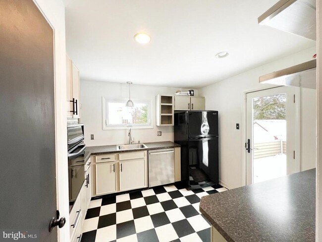 Building Photo - 450 Linden Ave