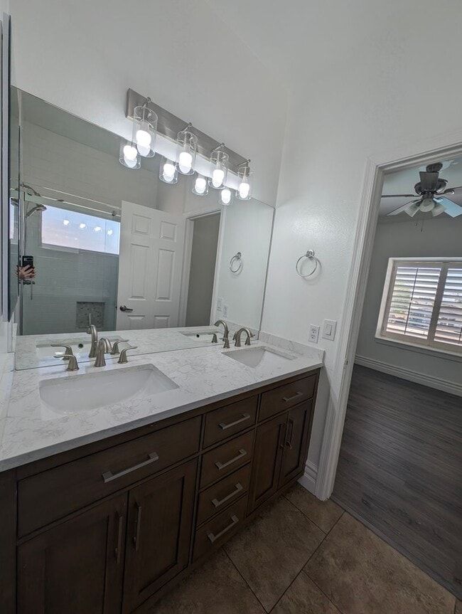 Building Photo - BEAUTIFUL executive style home w/ entertainer's dream backyard!