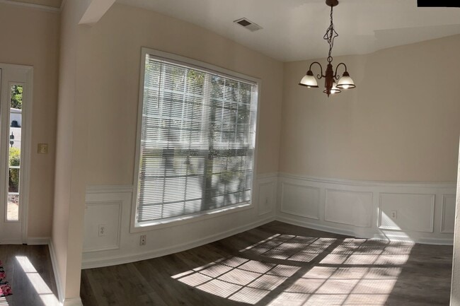 Building Photo - Quiet Neighborhood- Large family living!