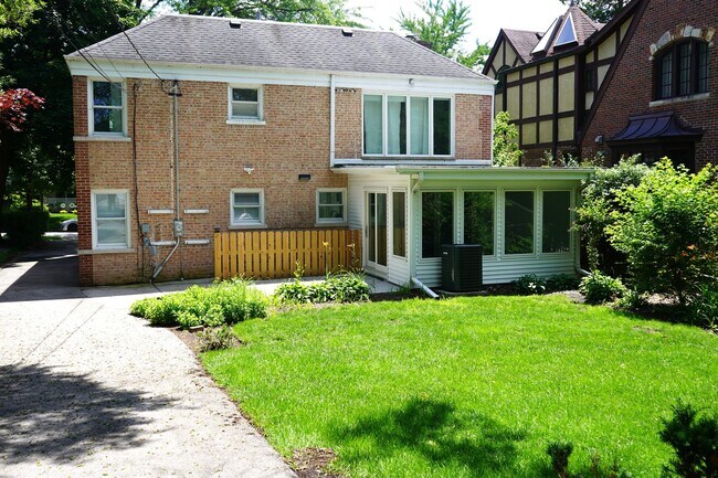 Building Photo - 148 Maple Ave