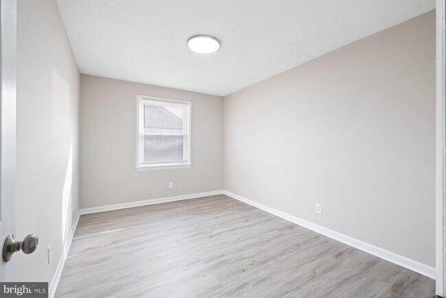 Building Photo - 883 Bellevue St SE