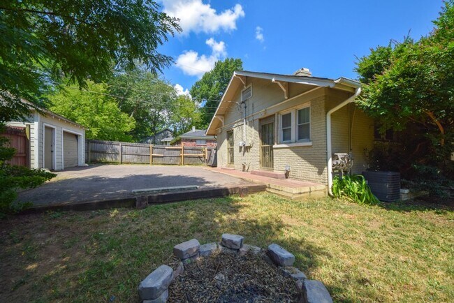 Building Photo - Great 3 bed, 1 bath near University of Mem...