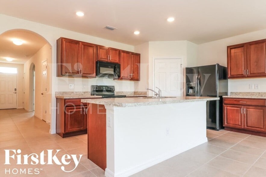 Building Photo - 2718 SW 8th Ct