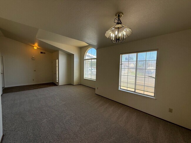 Building Photo - Spacious 4bed 2bath home in the Rio Linda/...