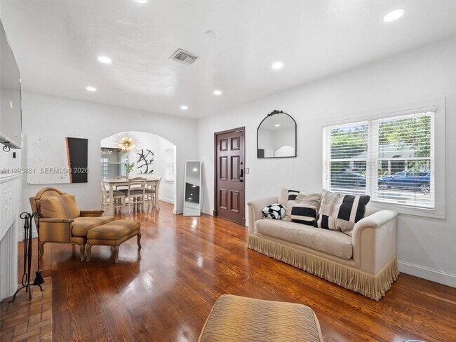 Building Photo - 314 Romano Ave