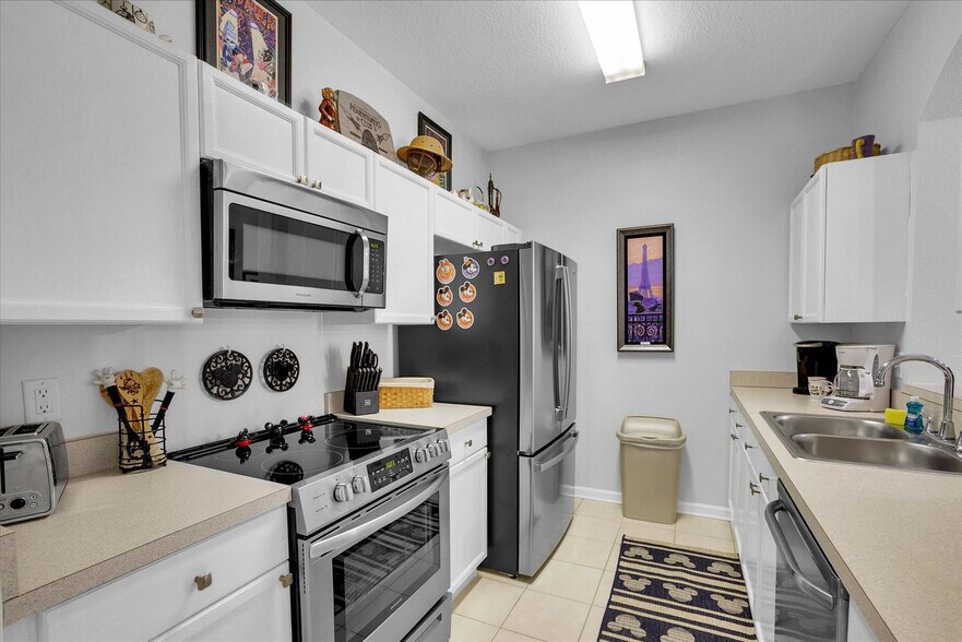 Building Photo - 2302 Silver Palm Dr