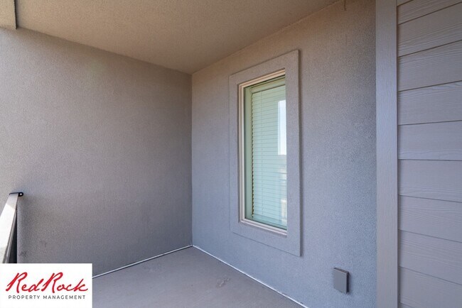 Building Photo - Stunning Spacious 3 Bedroom Unit