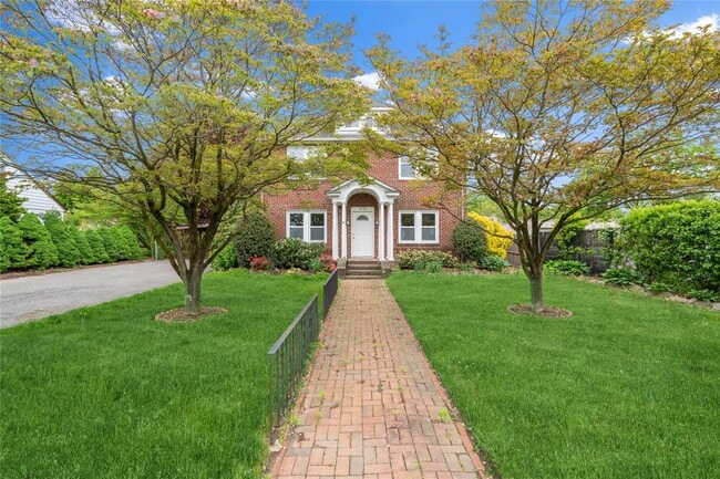 Primary Photo - 1030 Glen Cove Ave