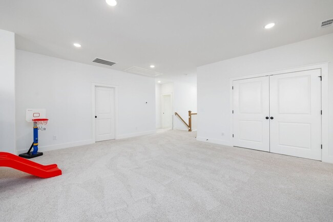 Building Photo - Now available in the highly desirable Lockwood Glen community in Franklin