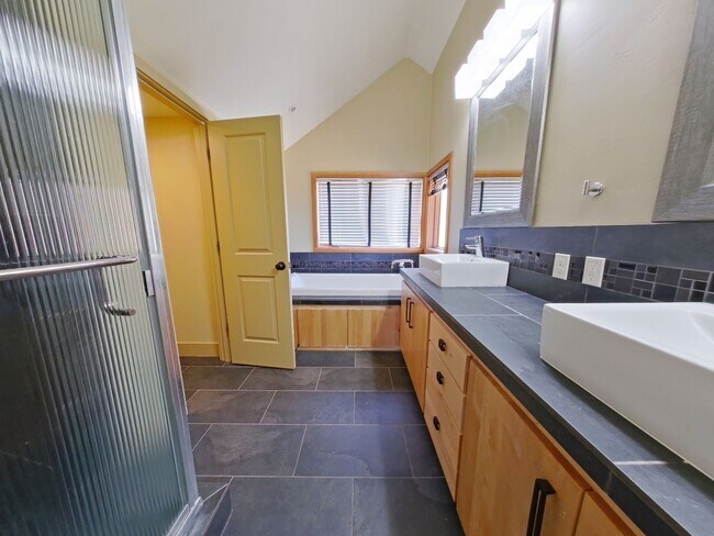 Building Photo - 2844-2854 Lord Byron Place