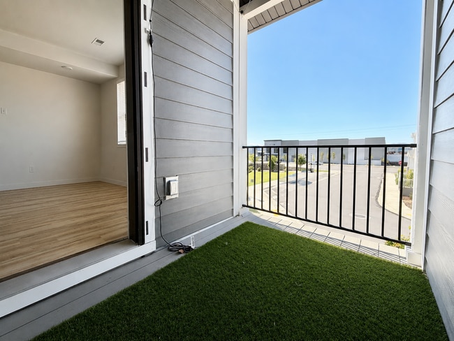 Building Photo - 3 Bed + 2.5 Bath Townhome w/ Garage, Storage & Dogs Allowed Near Jordan Landing
