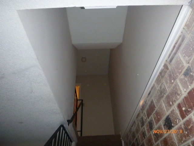 Building Photo - Cute 2 Bedroom