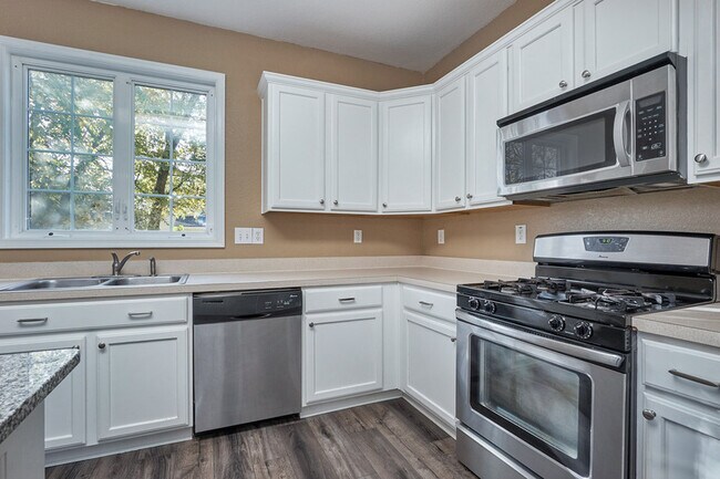 Building Photo - 833 W 48th St