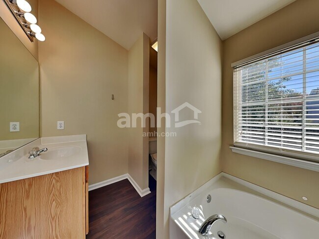 Building Photo - 12 Comesee Ct