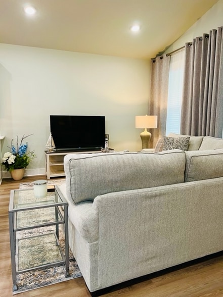 Building Photo - 2071 W Romana St