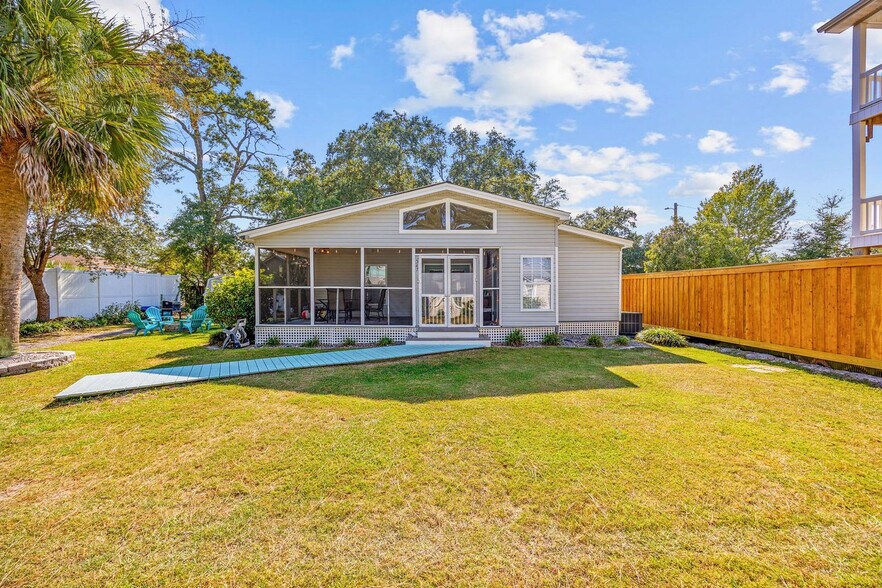 Building Photo - 347 Seabreeze Dr