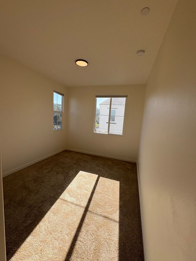 Building Photo - Spacious 3-Bedroom Townhome with Garage and Solar