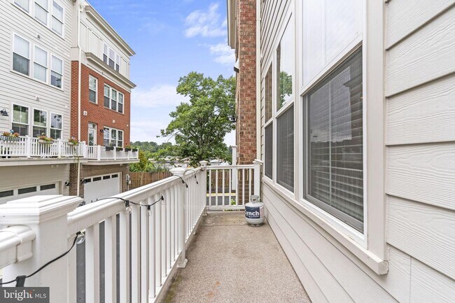Building Photo - This beautiful modern 3 bed 4 1/2 bath tow...