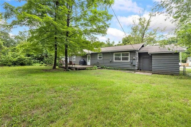 Building Photo - 2312 W Holly St