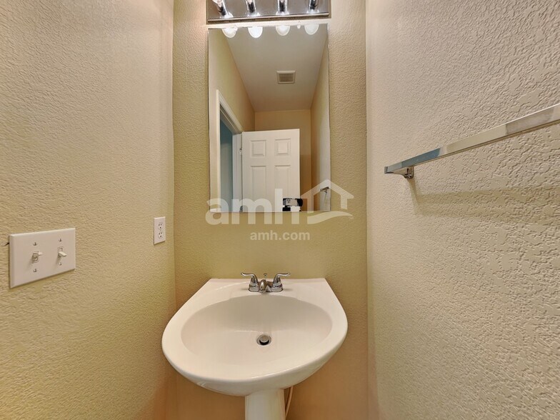 Building Photo - 13938 Ivy St