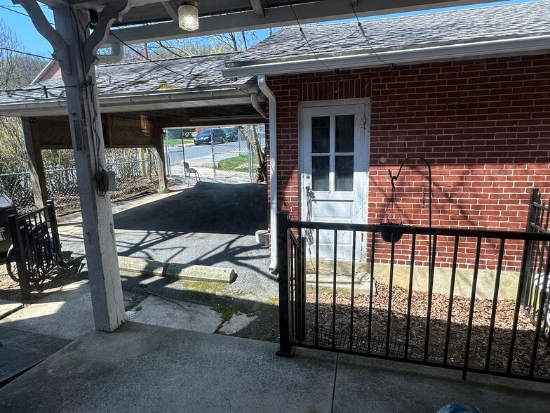 Building Photo - 700 Carsonia Ave