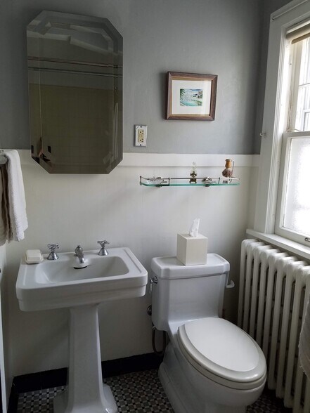 Bathroom - 1347 W Highland Pkwy