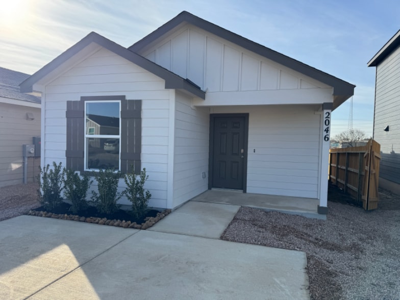 Building Photo - 2046 Zephyr Lily