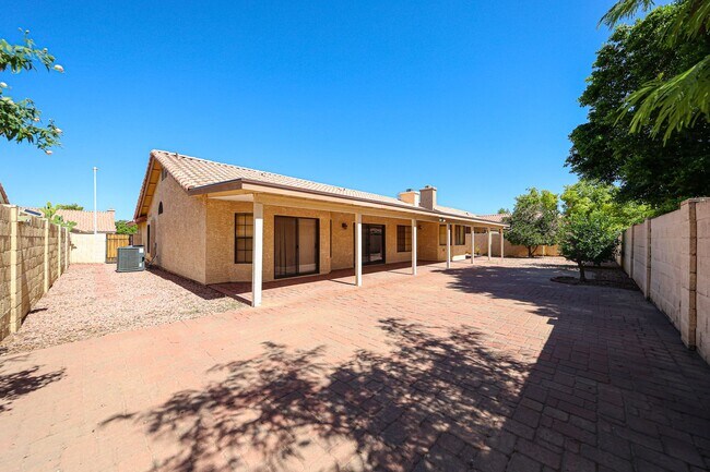 Building Photo - Welcome to this stunning 4-bedroom, 2-bath...