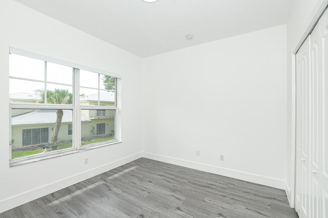 Building Photo - 3929 Sabal Way