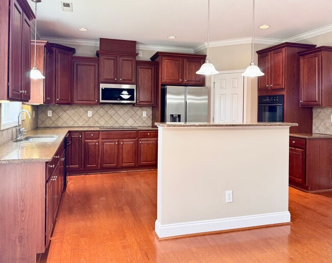 Building Photo - Stunning 5 Bedroom 4 Bath Home with 3 Car ...