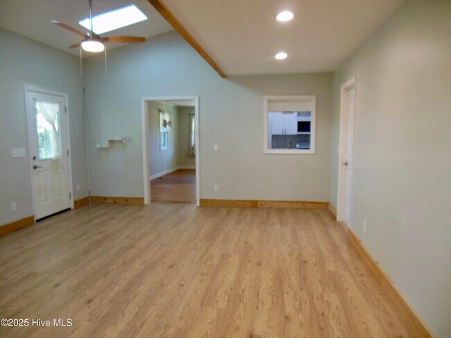 Building Photo - 107 Loop Rd