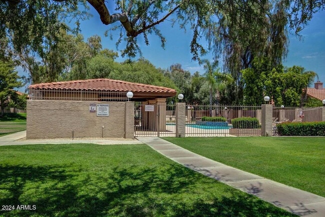 Building Photo - 8817 E Dahlia Dr