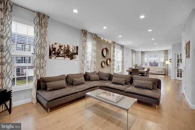Building Photo - 42598 Chisholm Dr