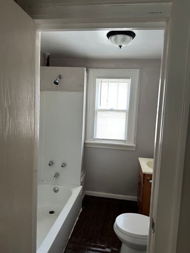 Building Photo - 3 Bedroom, 1 Bath House Available with Private Yard