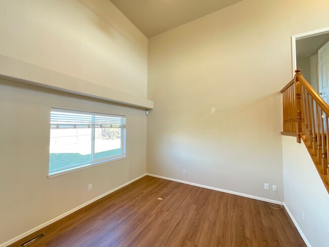 Building Photo - 3 Bedroom Home Available Near N Powers Blv...