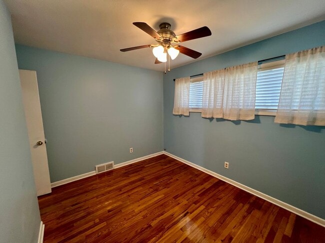 Building Photo - 427 Mosley Dr