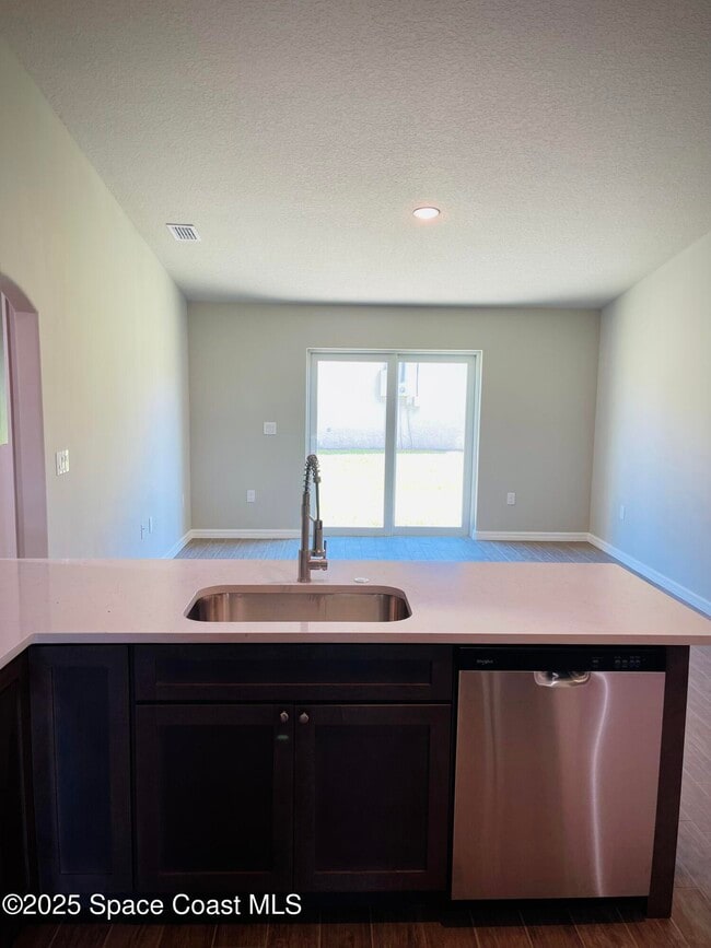 Building Photo - 1101 San Filippo Dr SE