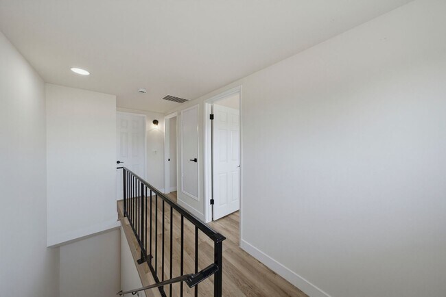 Building Photo - Charming 2-Bedroom Townhouse for Rent in Huntington Beach!