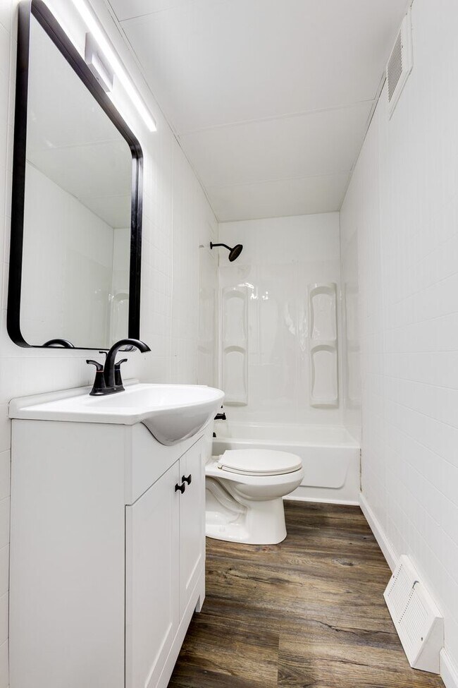 Building Photo - Fully Renovated 3BR/2BA Gem in the Heart o...