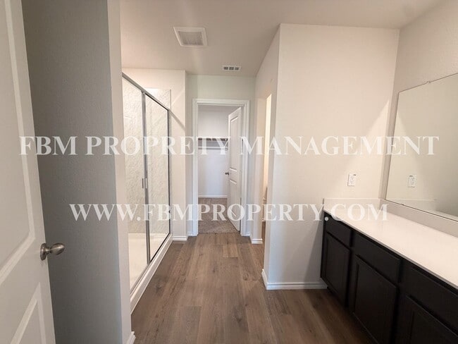 Building Photo - 329 Thoroughbred St
